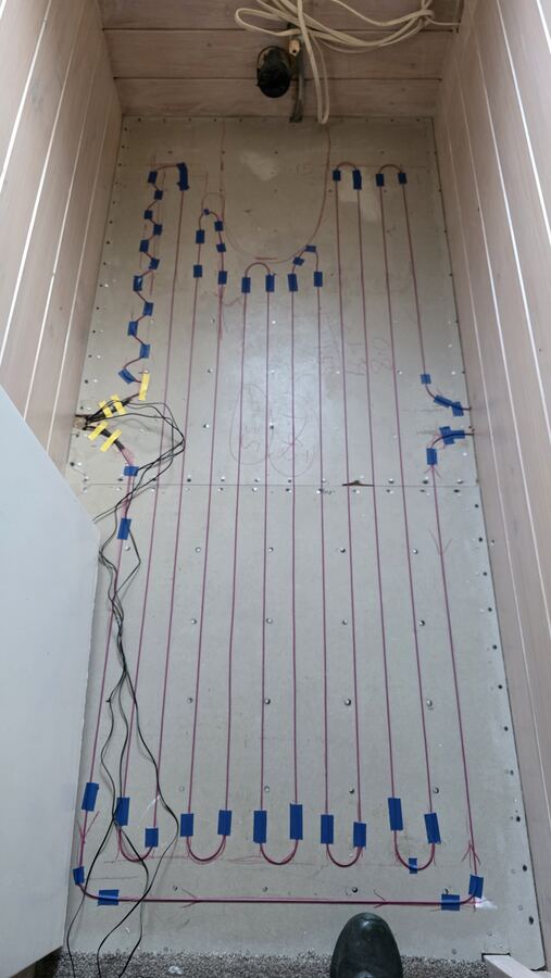 Underfloor heating cable layout in a narrow room